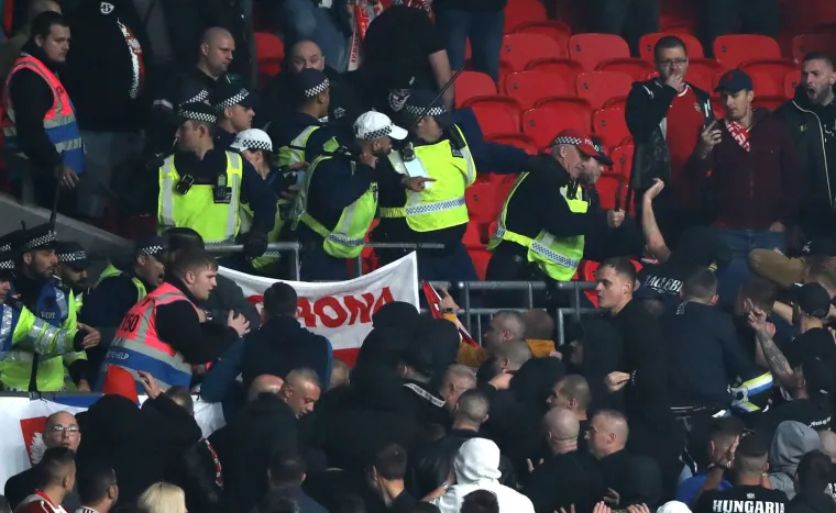 Pogledajte samo kakve majice imaju i &scaron;to nose preko lica: Englezi &scaron;okirani diverzijom desno orijentiranih huligana