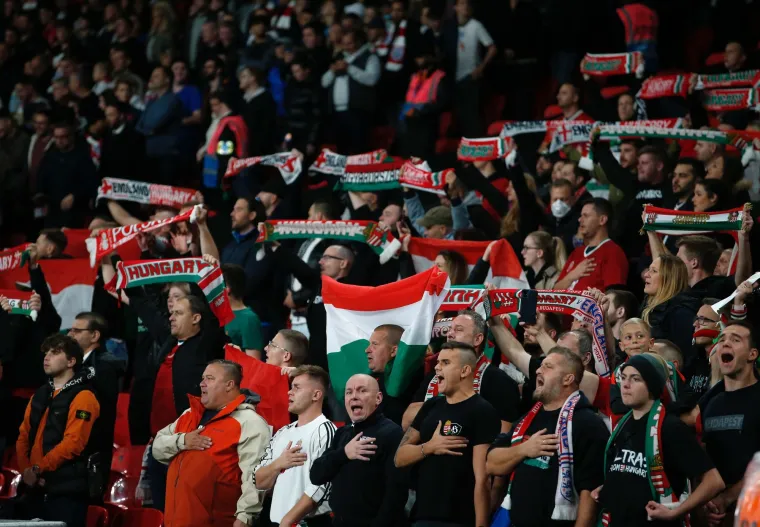 Pogledajte samo kakve majice imaju i &scaron;to nose preko lica: Englezi &scaron;okirani diverzijom desno orijentiranih huligana