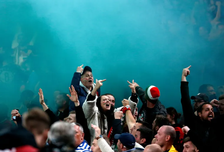 Pogledajte samo kakve majice imaju i &scaron;to nose preko lica: Englezi &scaron;okirani diverzijom desno orijentiranih huligana