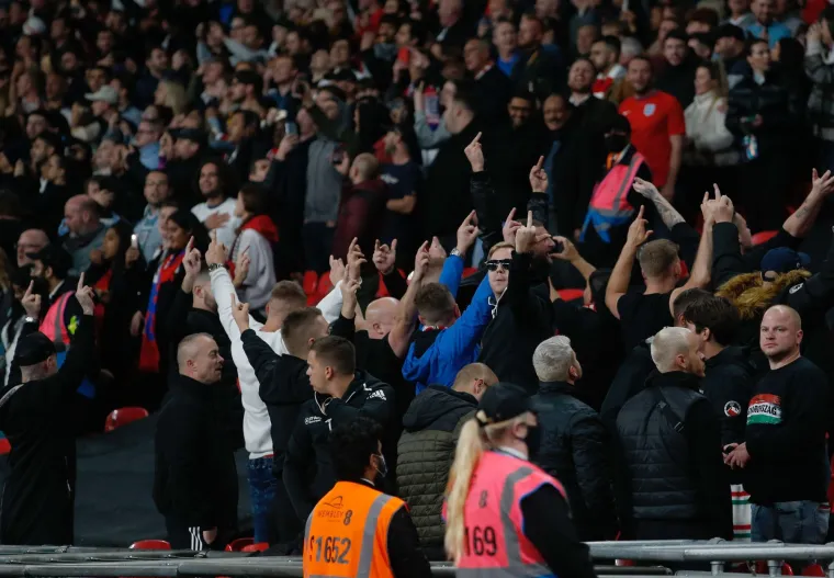 Pogledajte samo kakve majice imaju i &scaron;to nose preko lica: Englezi &scaron;okirani diverzijom desno orijentiranih huligana