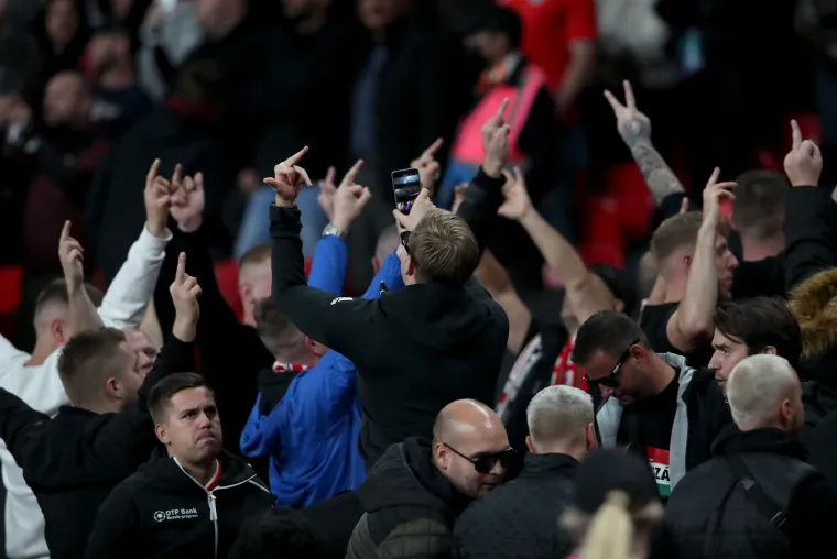 Pogledajte samo kakve majice imaju i &scaron;to nose preko lica: Englezi &scaron;okirani diverzijom desno orijentiranih huligana