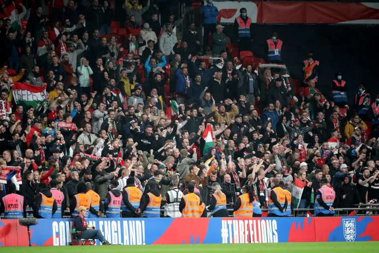 Pogledajte samo kakve majice imaju i &scaron;to nose preko lica: Englezi &scaron;okirani diverzijom desno orijentiranih huligana