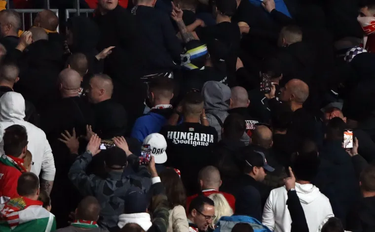 Pogledajte samo kakve majice imaju i &scaron;to nose preko lica: Englezi &scaron;okirani diverzijom desno orijentiranih huligana