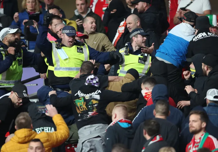 Pogledajte samo kakve majice imaju i &scaron;to nose preko lica: Englezi &scaron;okirani diverzijom desno orijentiranih huligana