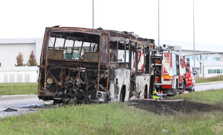 Kod Varaždina u potpunosti izgorio autobus: Radnici su u panici bježali iz gorućeg vozila