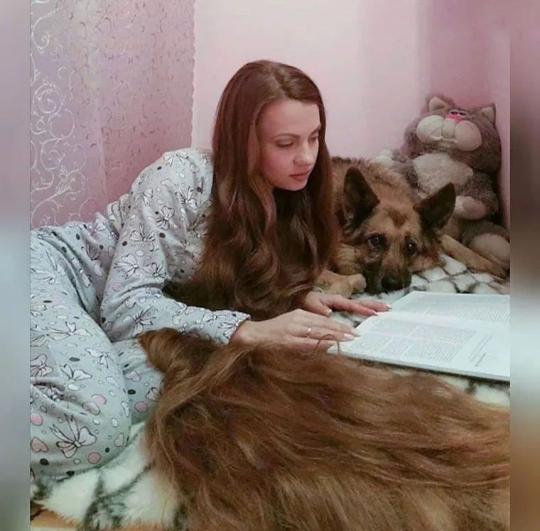Njezin suprug Edward također obožava njezinu kosu i pomaže joj raščešljati ju. Alla se želi baviti modelingom iako je trenutno odvjetnica.