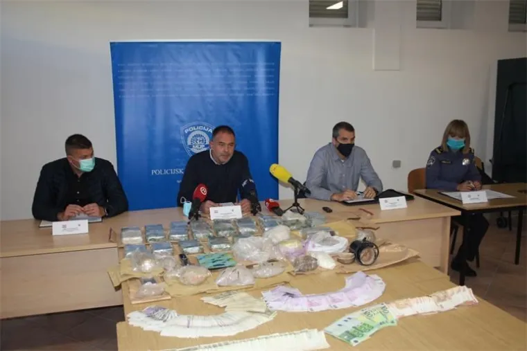 Skoro 20 kg heroina i skoro 2 kg amfetamina, milijun kuna sve to zaplijenili su grupi dilera koju su totalno razbili