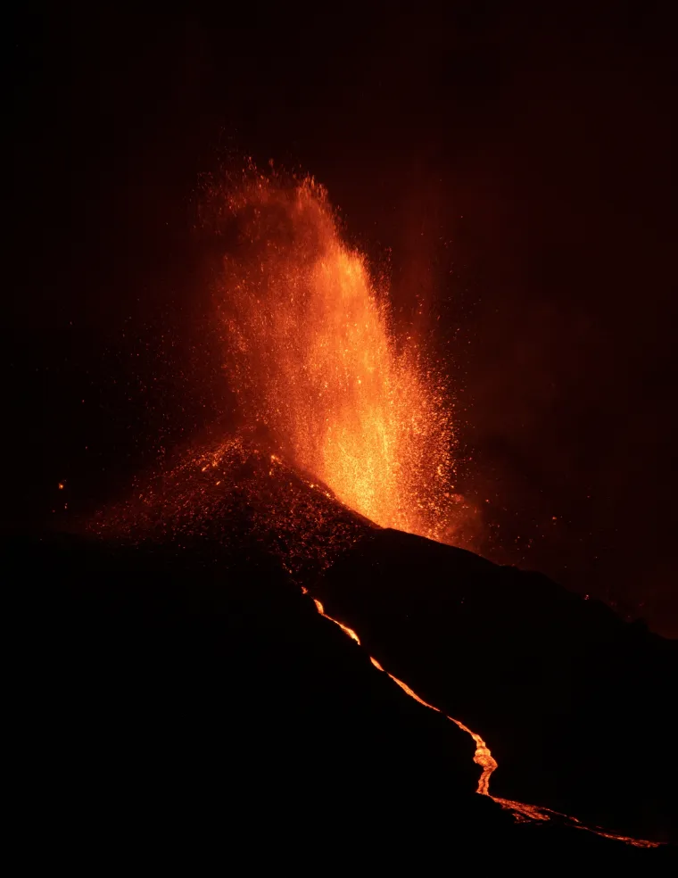 'Ne nazire se kraj erupciji': U jednom danu imaju i vi&scaron;e od 40 potresa, a potoci lave su opusto&scaron;ili zemlju i uni&scaron;tili 2000 stambenih zgrada
