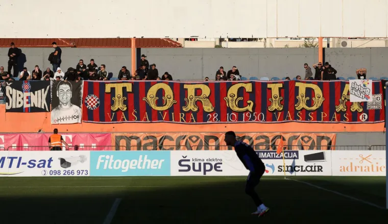 Gori u Šibeniku, navijači okupirali Šubićevac, na tribinama i jedno dobro poznato lice