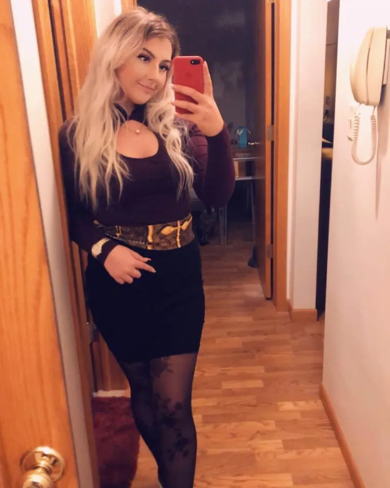 &quot;Nerazdvojni smo otkako smo se upoznali na Tinderu. Međutim, jedno vrijeme nisam o njemu ništa objavljivala zbog razlike u godinama, odnosno zato što se nisam željela nositi s negativnim komentarima drugih ljudi&quot;, kazala je u jednom od videa Downs.