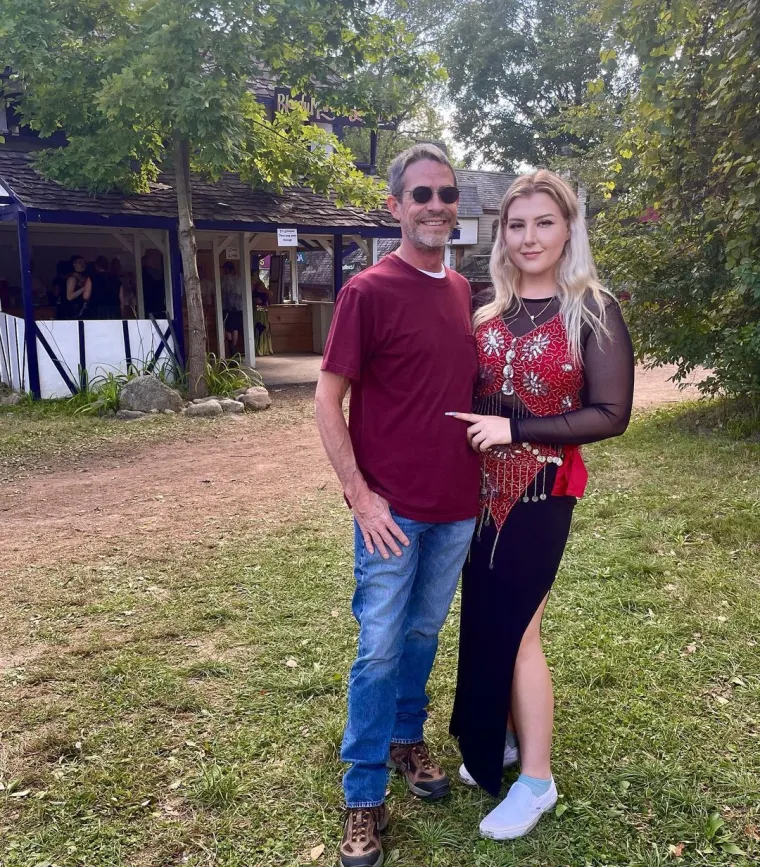 Njoj je 21, a njemu 54: Razlike u godinama se ne srami, a još manje onog što joj sve kupuje, čime je obasipa