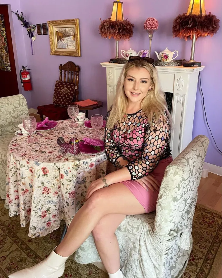 Njoj je 21, a njemu 54: Razlike u godinama se ne srami, a jo&scaron; manje onog &scaron;to joj sve kupuje, čime je obasipa