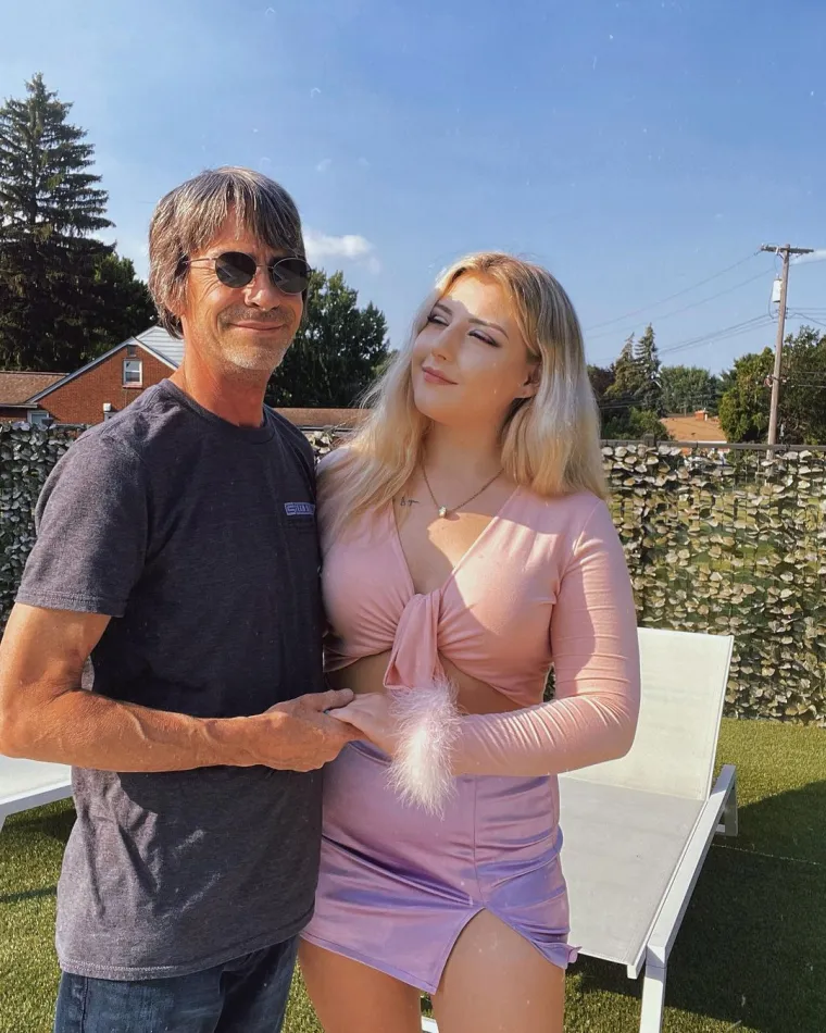 Njoj je 21, a njemu 54: Razlike u godinama se ne srami, a jo&scaron; manje onog &scaron;to joj sve kupuje, čime je obasipa