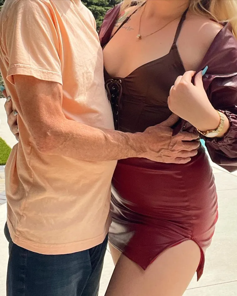 Njoj je 21, a njemu 54: Razlike u godinama se ne srami, a jo&scaron; manje onog &scaron;to joj sve kupuje, čime je obasipa