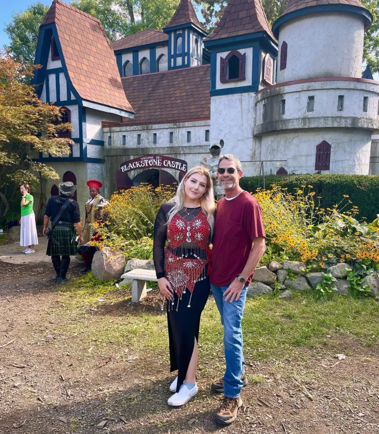 Njoj je 21, a njemu 54: Razlike u godinama se ne srami, a jo&scaron; manje onog &scaron;to joj sve kupuje, čime je obasipa