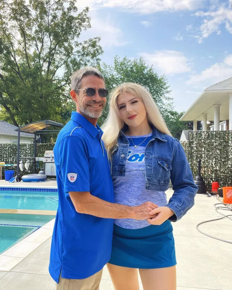 Njoj je 21, a njemu 54: Razlike u godinama se ne srami, a jo&scaron; manje onog &scaron;to joj sve kupuje, čime je obasipa