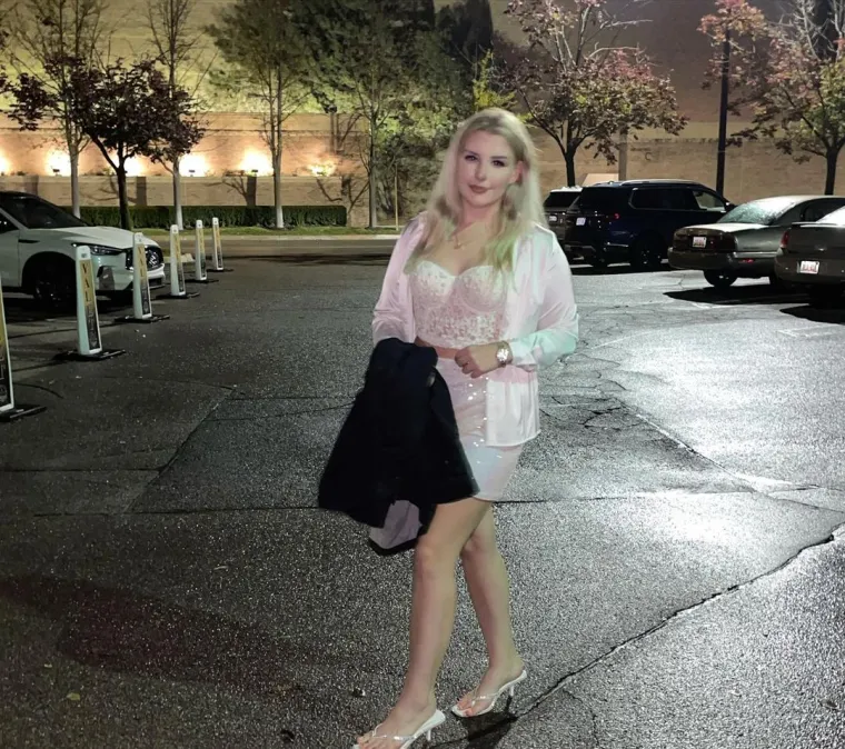 Njoj je 21, a njemu 54: Razlike u godinama se ne srami, a jo&scaron; manje onog &scaron;to joj sve kupuje, čime je obasipa