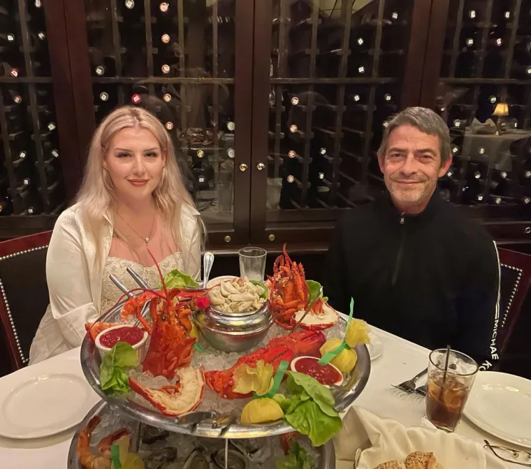 Njoj je 21, a njemu 54: Razlike u godinama se ne srami, a jo&scaron; manje onog &scaron;to joj sve kupuje, čime je obasipa