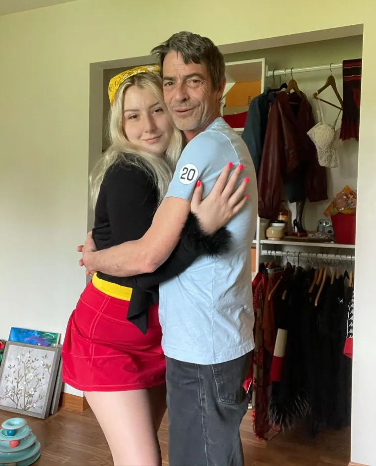 Njoj je 21, a njemu 54: Razlike u godinama se ne srami, a jo&scaron; manje onog &scaron;to joj sve kupuje, čime je obasipa