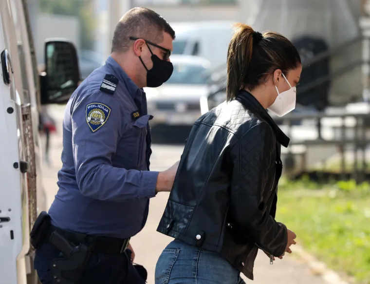 Na Županijski sud u Velikoj Gorici u ponedjeljak je privedena 25-godišnja Brazilka koja je u subotu na aerodromu Franjo Tuđman uhvaćena s pet paketa kokaina ušivenih u odjeću. 