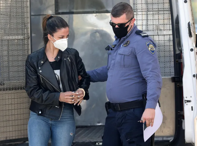 Policijski službenici Policijske uprave zagrebačke dovršili su kriminalističko istraživanje nad 25-godišnjom državljankom Brazila zbog sumnje u počinjenje kaznenog djela &apos;Neovlaštena proizvodnja i promet drogama&apos;. Sumnja se da je 16. listopada 2021. godine oko 21 sat avionskim letom iz Sao Paula preko Istambula kao putnica stigla na teritorij Republike Hrvatske odnosno na prostor Zračne luke &apos;Franjo Tuđman&apos; u Zagrebu