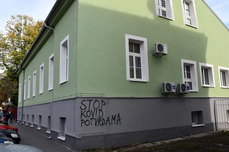 Vandali po&scaron;arali bolnicu, poslali poruku Stožeru: 'Stop kovid potvrdama'
