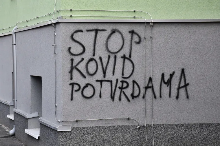 Vandali po&scaron;arali bolnicu, poslali poruku Stožeru: 'Stop kovid potvrdama'