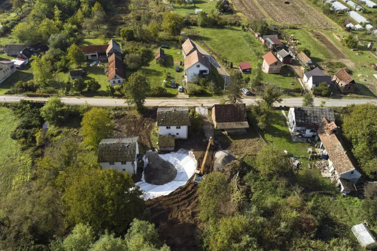 U Mečenčanima započela sanacija rupa koje su nastale nakon potresa: Pogledajte kako to izgleda iz zraka
