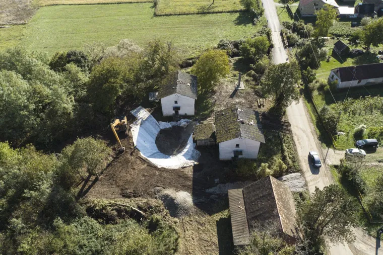 U Mečenčanima započela sanacija rupa koje su nastale nakon potresa: Pogledajte kako to izgleda iz zraka