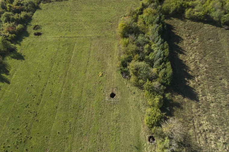 U Mečenčanima započela sanacija rupa koje su nastale nakon potresa: Pogledajte kako to izgleda iz zraka