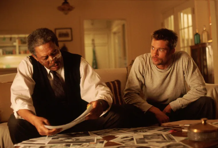 5. Sedam (1995.): Serijski ubojica u filmu počinje ubijati ljude prema sedam smrtnih grijeha. Dvojica istražitelja imaju ga zadatak privesti pravdi.