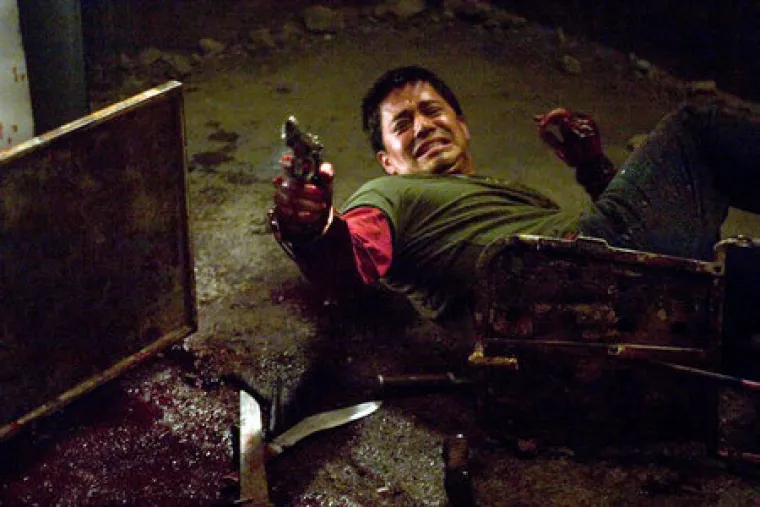 10. Hostel (2005.): Ako volite putovati; ovaj film nije za vas. Film govori o trojici prijatelja koji putuju Europom. U Slovačkoj upoznaju čovjeka koji ih uvjeri da posjete hostel. Kad stignu u hostel, nailaze na zastrašujuće događaje.