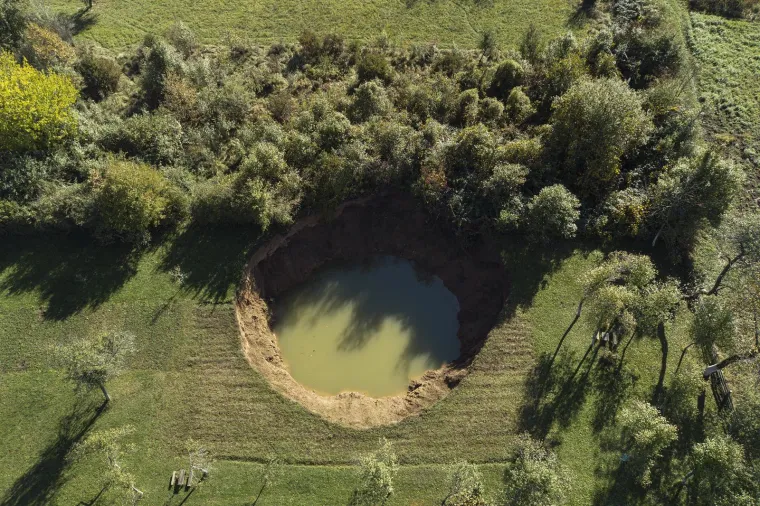 Pored uništenih stambenih i poljoprivrednih objekata na tlu su se pojavile goleme rupe.