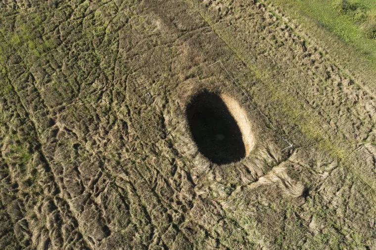 Poslije potresa otvorile su se goleme rupe u tlu: Ima ih čak 130, a najveća je &scaron;iroka 25 metara