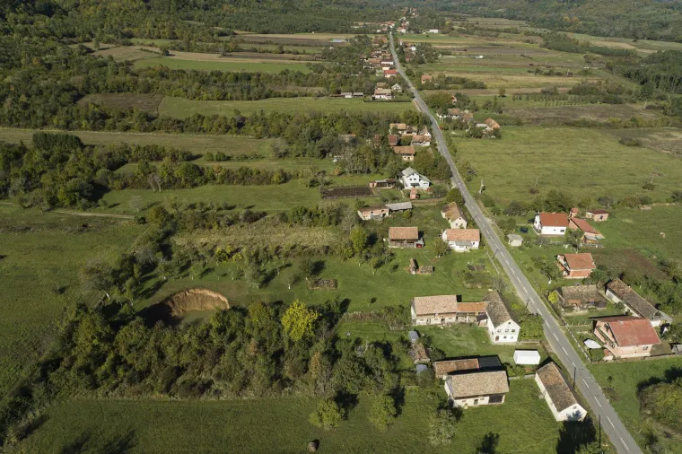 Poslije potresa otvorile su se goleme rupe u tlu: Ima ih čak 130, a najveća je &scaron;iroka 25 metara