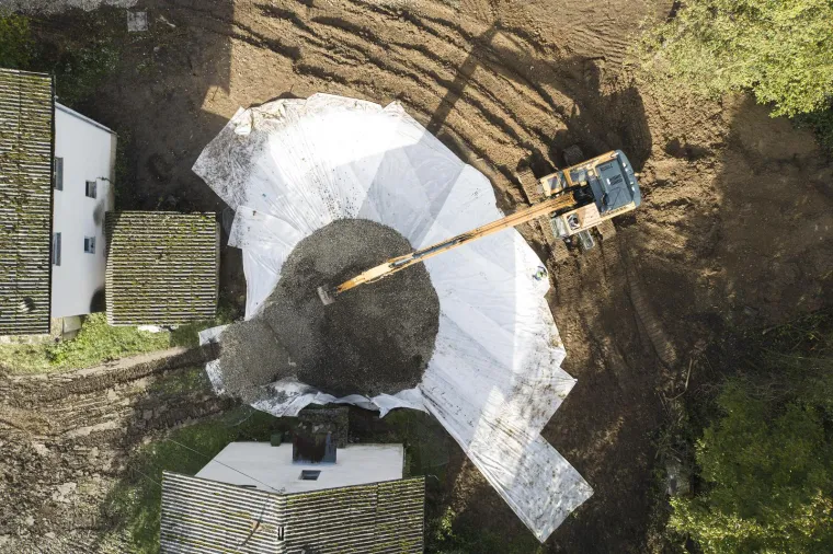 Poslije potresa otvorile su se goleme rupe u tlu: Ima ih čak 130, a najveća je &scaron;iroka 25 metara