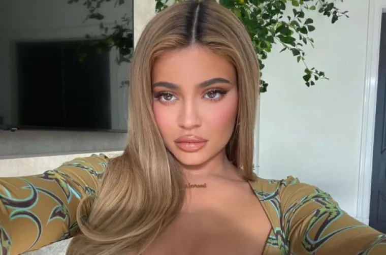 1. Kylie Jenner, zarada 590 milijuna dolara: Iako i dalje zarađuje od karijere u relity showu, glavnina ipak otpada na brend Kylie Cosmetics. To joj je priskrbilo titulu najbolje plaćene slavne osobe u 2020. godini.