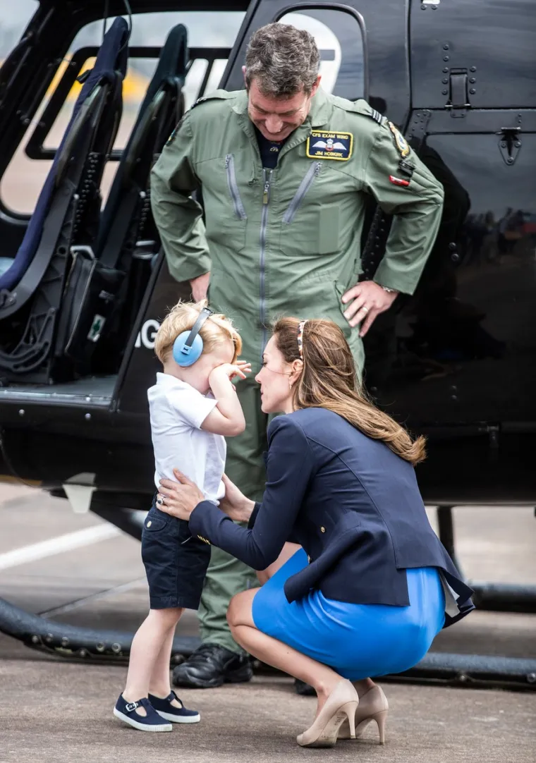 Kate Middleton smiruje princa Georgea 2016. godine 