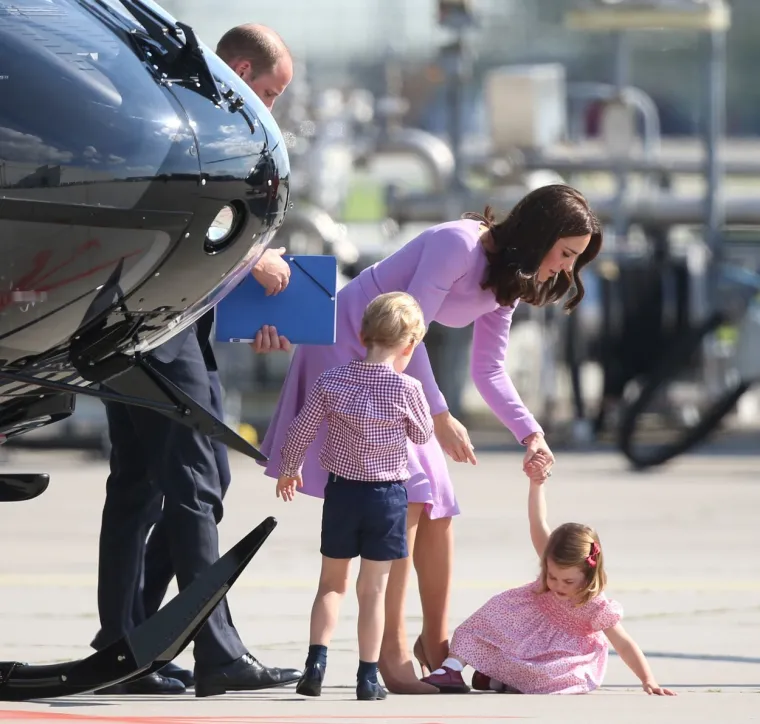 Kate Middleton smiruje princezu Charlotte u Hamburgu  2017. godine 