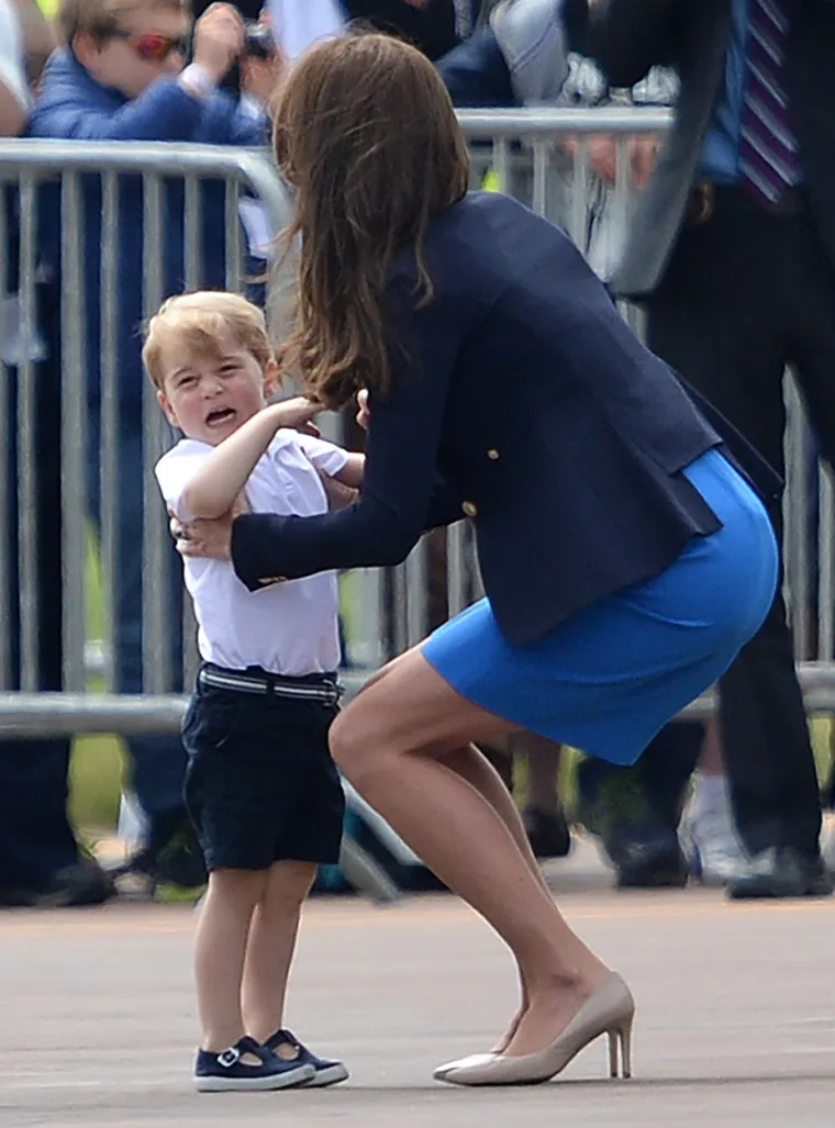 Kate Middleton smiruje princa Georgea 2016. godine 