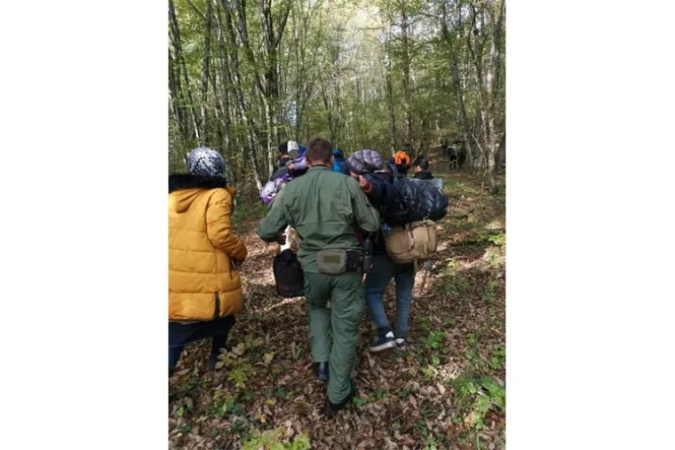 U &scaron;umi pronađeni migranti iz Afganistana: Dvoje djece hitno prevezeno u bolnicu