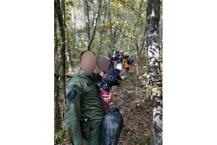 U &scaron;umi pronađeni migranti iz Afganistana: Dvoje djece hitno prevezeno u bolnicu