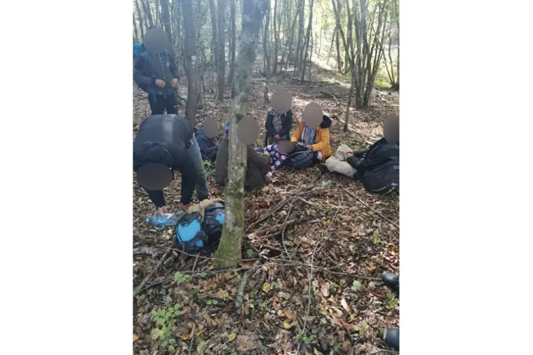 U &scaron;umi pronađeni migranti iz Afganistana: Dvoje djece hitno prevezeno u bolnicu