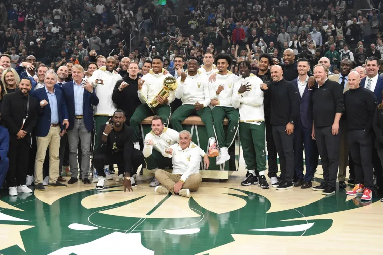 Osvajači NBA naslova odu&scaron;evili su nas ove godine. Grk Giannis Antetokounmpo glavni je razlog osvajanja naslova, igra Bucksa počinjala je i zavr&scaron;avala s njim, ali imao je izvrsnu podr&scaron;ku u svojim suigračima.
Bucksi su osvojili naslov prvaka nakon 40 godina i legendarne generacije s Kareemom Abdulom Jabbarom i Oscarom Robertsonom.