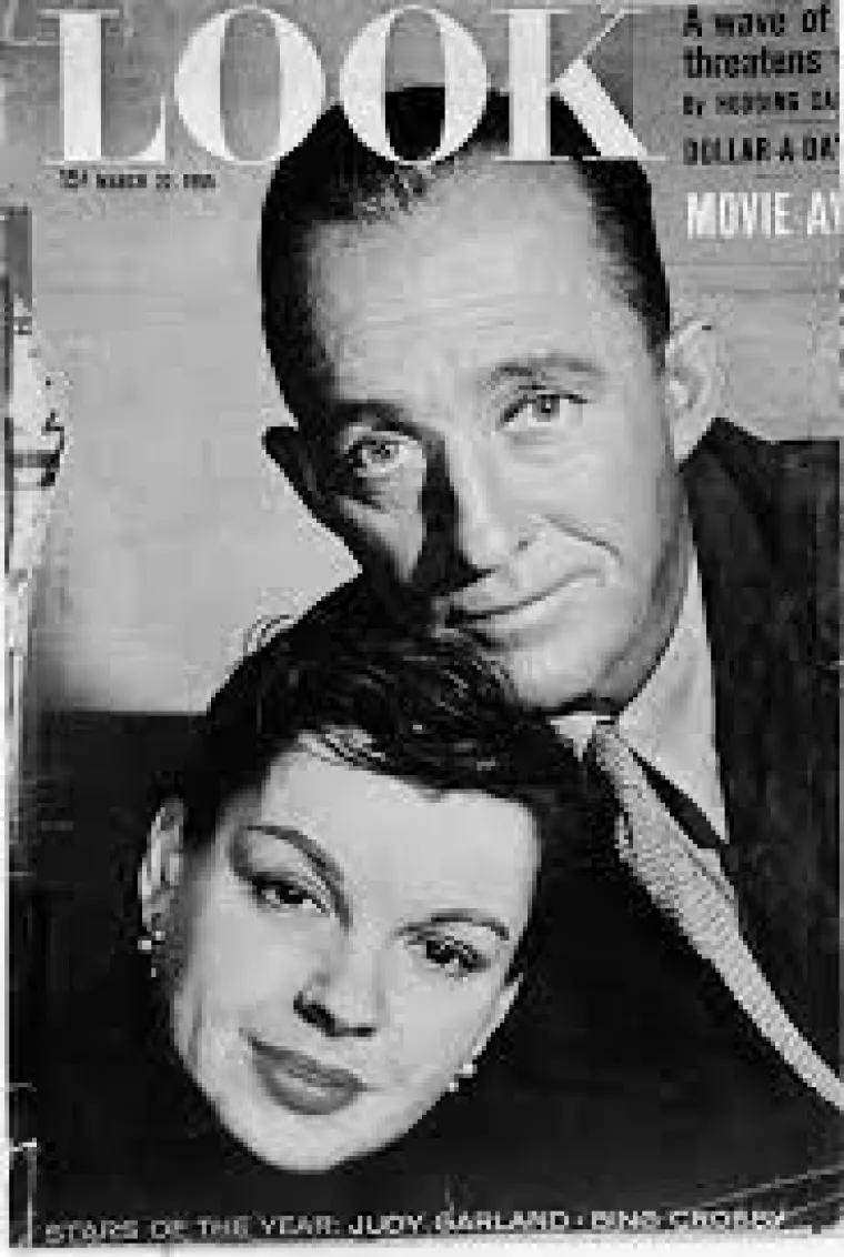 2. Bing Crosby pomogao je Judy Garland u povraku na scenu. Iako se proslavila ulogom u &apos;Čarobnjaku iz Oza&apos;, nije bila u potpunosti u skladu s idealima ljepote toga doba što je dovelo i do pada samopouzdanja pa i pokušaja samoubojstva. Početkom 1950-ih, Garland i Crosby sudjelovali su u radijskoj emisiji koja je glumicu ponovno vinula među zvijezde. &apos;Ovdje imamo prijateljicu, nedavno je imala male probleme. Vjerojatno ste čuli za to - sada je sve u redu, potrebna joj je naša ljubav. Treba joj naša podrška. Ovdje je Judy&apos;, izgovorio je Crosby što je publiku dovelo do ekstaze.