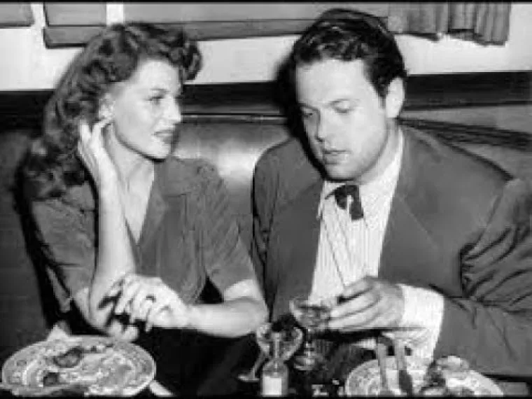 3. Orson Welles je svoju bivšu suprugu Ritu Hayworth smatrao jednom od &apos;najslađih žena ikad&apos;. Iako njihov brak nije dugo trajao, Welles će jednom izjaviti i ovo: &apos;Kad je sve završilo, prišao sam njezinu stolu i vidio da je jako lijepa, mirnog izgleda i da me u početku nije poznavala. Nakon otprilike četiri minute razgovora, vidio sam da je shvatila tko sam i počela je tiho plakati&apos;.