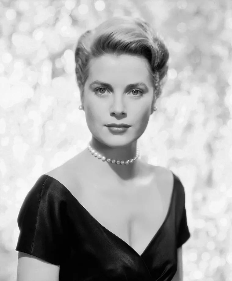 6. Grace Kelly se nikad ni na što nije žalila. &apos;Imali smo scenu u kojoj sam je morao snažno uhvatiti za ruke dok se borila sa mnom i gurnuti je uza zid. Prošli smo kroz tu scenu osam ili devet puta, ali Hitchcock i dalje nije bio zadovoljan. Grace se vratila sama iza vrata gdje je prizor počeo, i slučajno sam ugledao kako sama sebi masira zapešća i pravi grimasu od boli. No trenutak kasnije izašla je i ponovila scenu - nikada se nije žalila meni ni Hitchu koliko je bole ruke&apos;, rekao je glumac James Stewart.