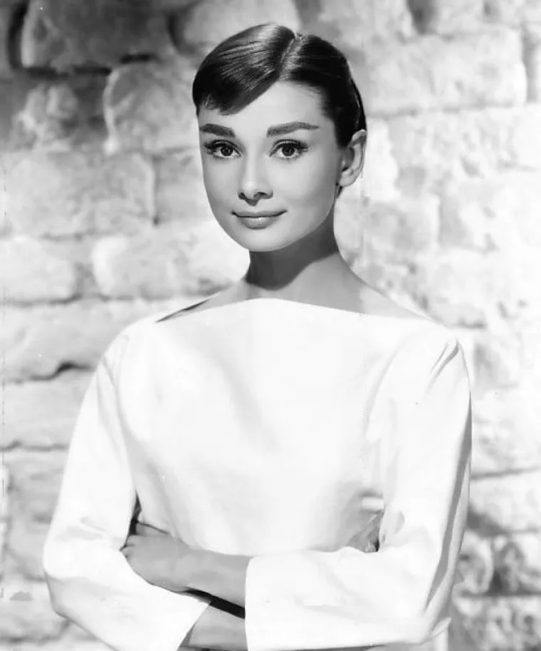 10. Audrey Hepburn ponekad je bila kontroverzna. Nakon što su s njom glumili u komediji 1954., glumci Humphrey Bogart i William Holden izrekli su vrlo različita mišljenja o Audrey Hepburn. Holden je bio očaran njezinom ljepotom, zaraznim smijehom i besprijekornim manirima, dok se Bogart sjećao njezinih glumačkih sposobnosti, ili nedostataka. &apos;Dobra je, ali ako voliš napraviti 36 snimaka iste scene&apos;, prisjetio se Bogart u jednoj knjizi.