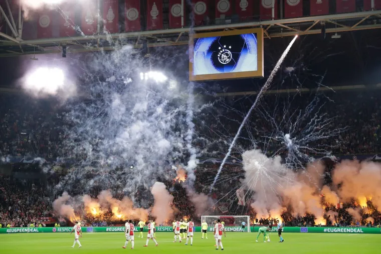 Ne pamtimo kada se nešto ovakvo dogodilo: Pogledajte nestvarnu bakljadu na utakmici Lige prvaka