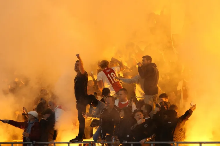 Ne pamtimo kada se nešto ovakvo dogodilo: Pogledajte nestvarnu bakljadu na utakmici Lige prvaka